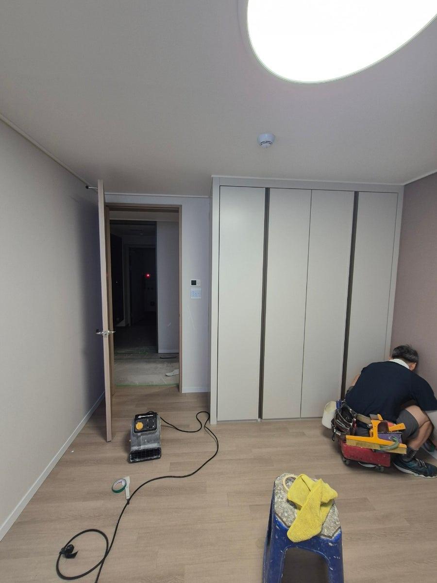 슬라이딩 도어와 마루가 만나는 드레스룸 공사 현장