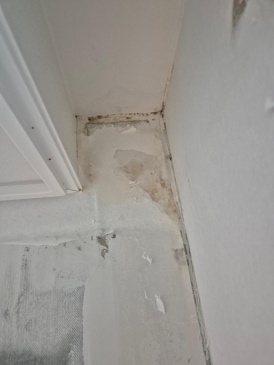 문틀 근처의 흠집과 오염된 벽면을 확인하는 과정입니다.