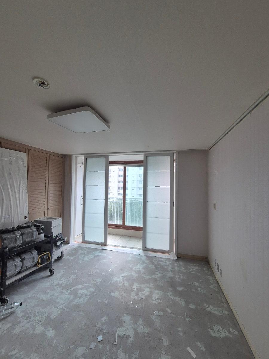 도어 손잡이와 프레임 주변을 정리하는 수공구의 모습