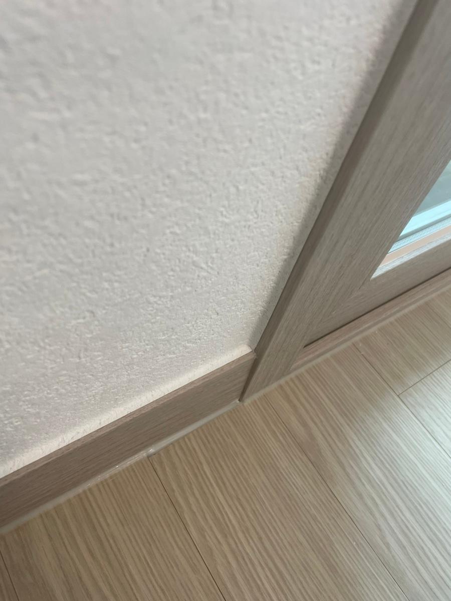 디테일하게 마무리된 도어 프레임 인근 벽면