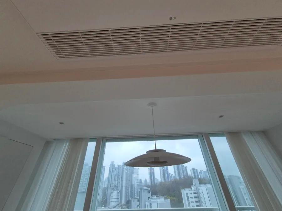 새 벽지로 깨끗해진 창가와 세련된 조명