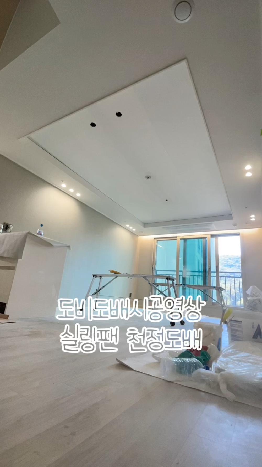 라운드 조명과 밝은 바닥이 어우러진 거실