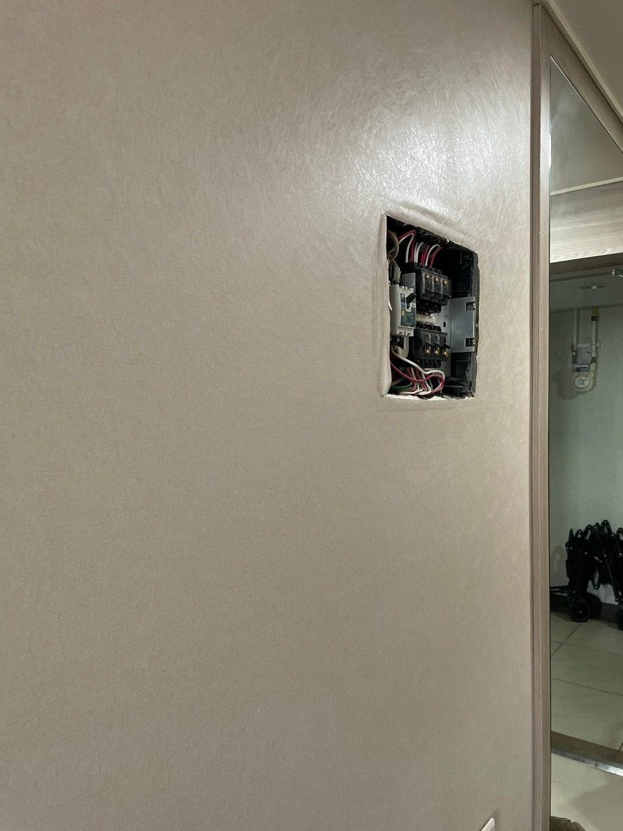 꼼꼼한 마무리를 기다리는 전기 작업 과정