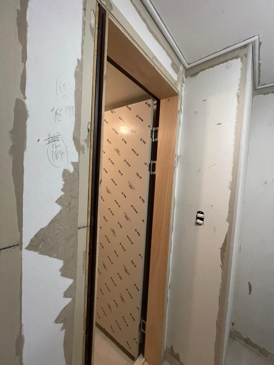 갈색 도어 프레임과 흰색 벽면의 접점