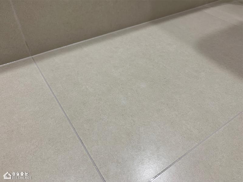 차분한 회색 계열의 타일 마감 상태