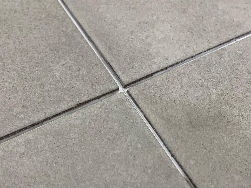 타일 손상 없이 깊게 파내는 정교한 작업