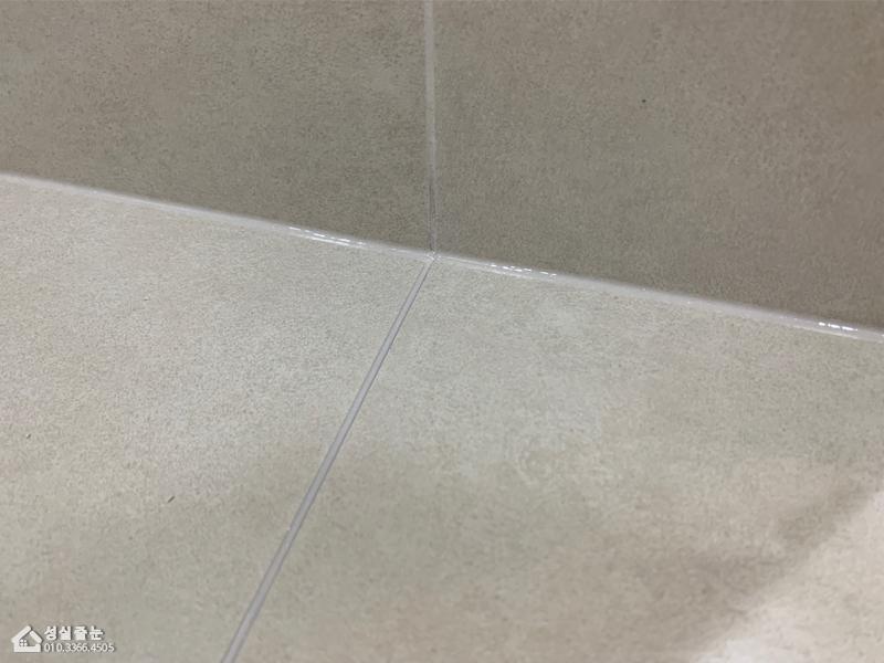 벽과 바닥 사이 틈새를 메우는 시공 모습