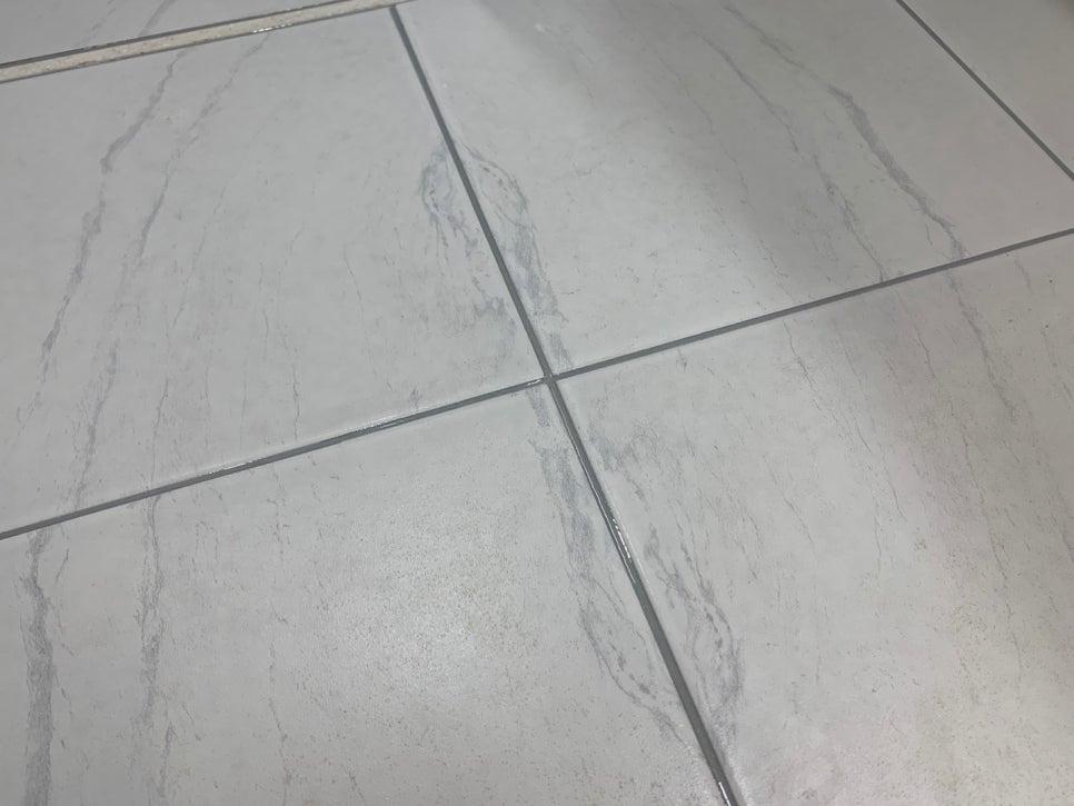 흰색 바탕에 회색 무늬가 있는 타일 바닥