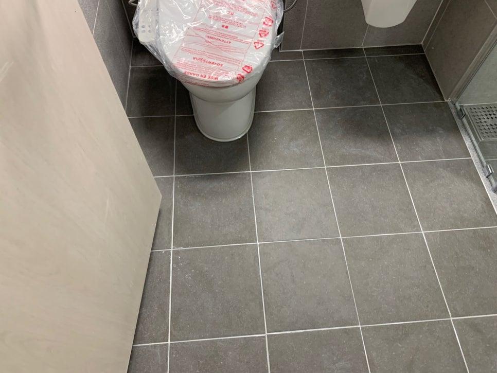 보호 조치 후 진행 중인 화장실 내부