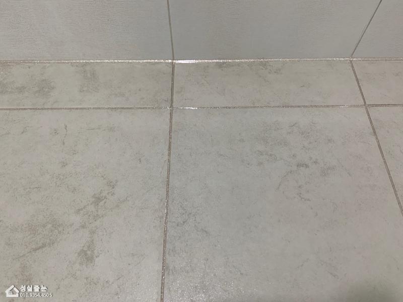 타일 틈새에 남은 기존 접합제 잔여물