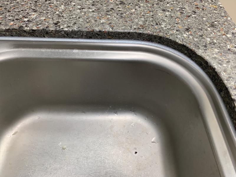 그레이 톤 섬유 석재 상판과 씽크대 접합부