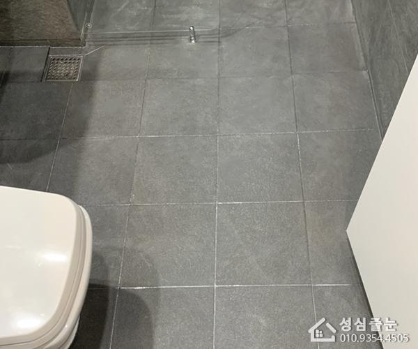 타일 색상과 조화를 이룬 욕실 바닥