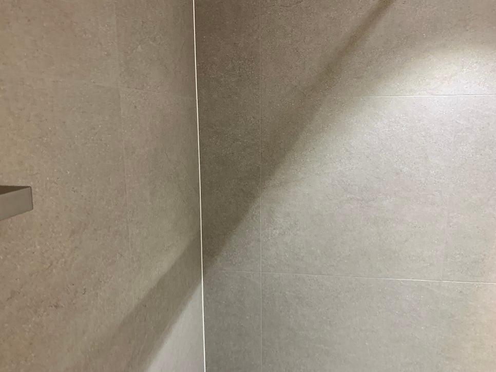 벽면 타일 사이사이 꼼꼼한 메움 작업