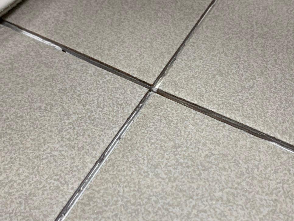 회색 타일 사이로 보이는 줄눈 마감
