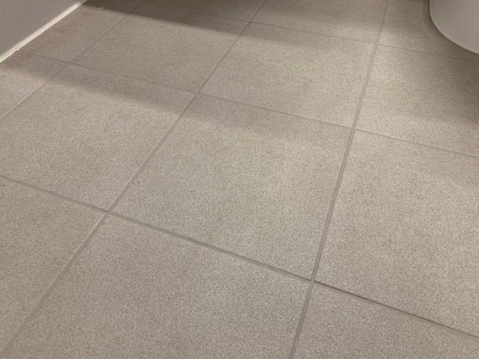 화장대 주변 타일도 꼼꼼하게