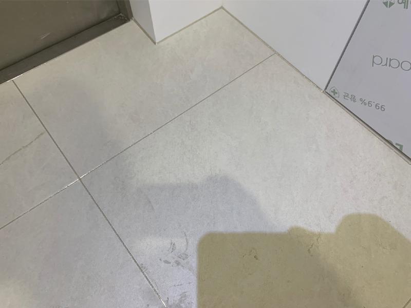 기초 면 정리를 진행 중인 바닥 타일