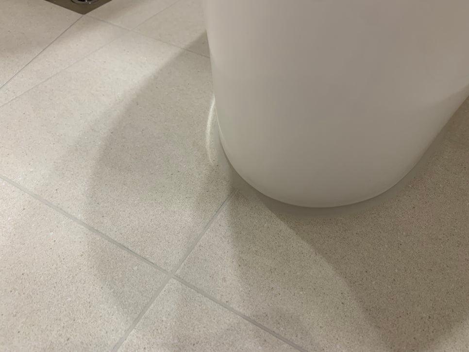 타일 바닥의 상태를 확인하며 진행되는 작업