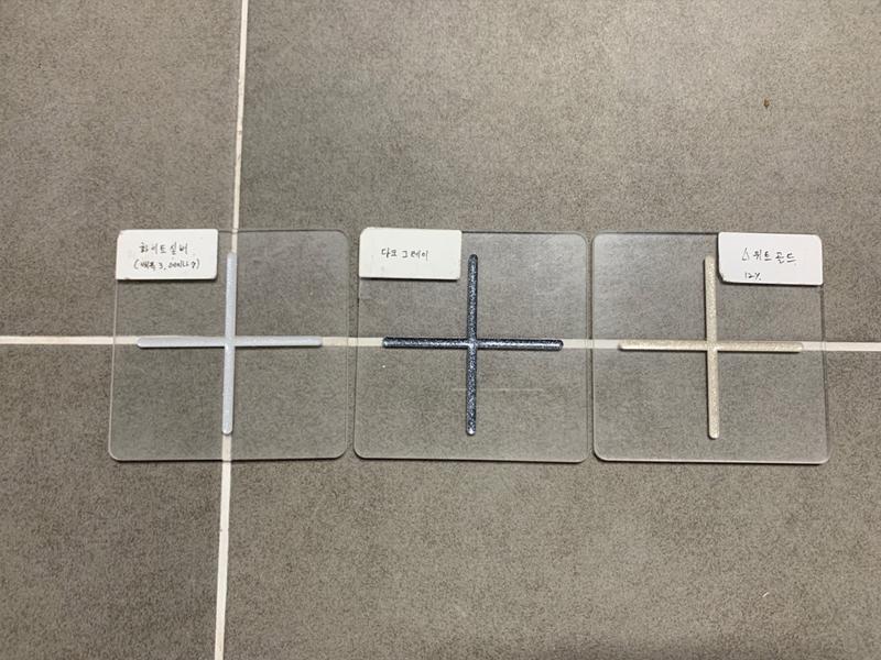 청소 도구와 함께 보이는 표면의 먼지층