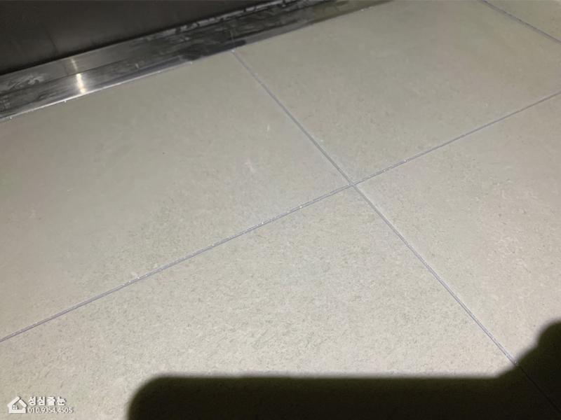 흰색 타일 틈새를 메운 반짝이는 줄눈제