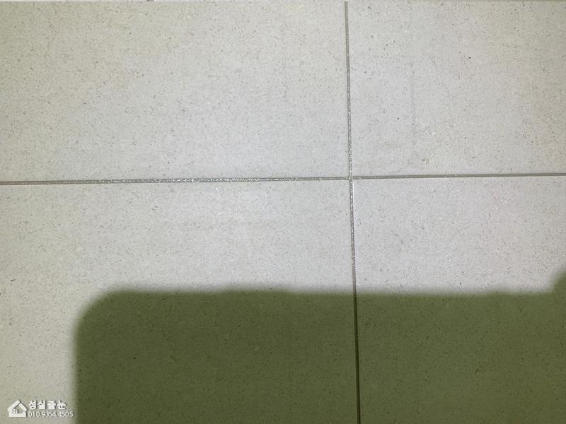 흰색 타일 바닥 틈새의 근접 모습
