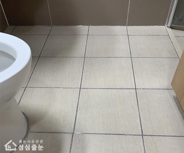 양변기 테두리를 따라 완성된 줄눈
