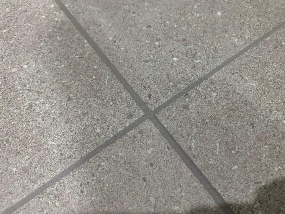 오염이 심했던 검은색 줄눈 틈새