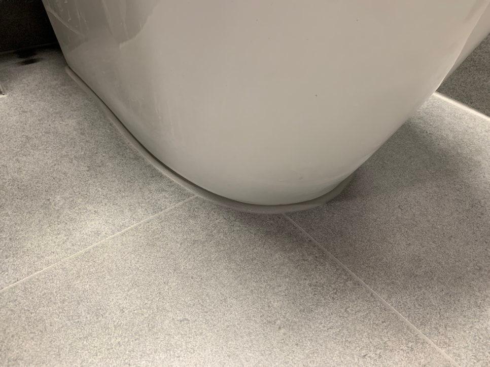 욕조 접합부까지 빈틈없는 마감 작업