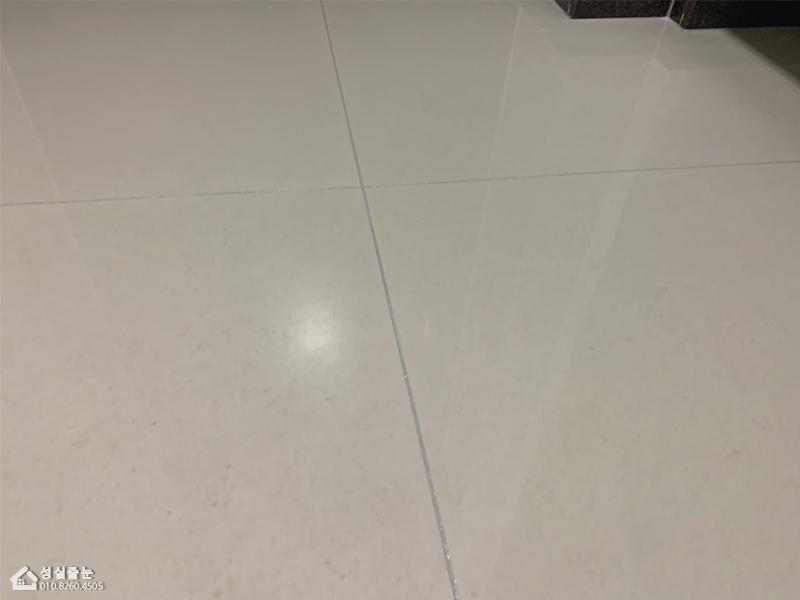 흰색 타일 바닥의 시공 과정