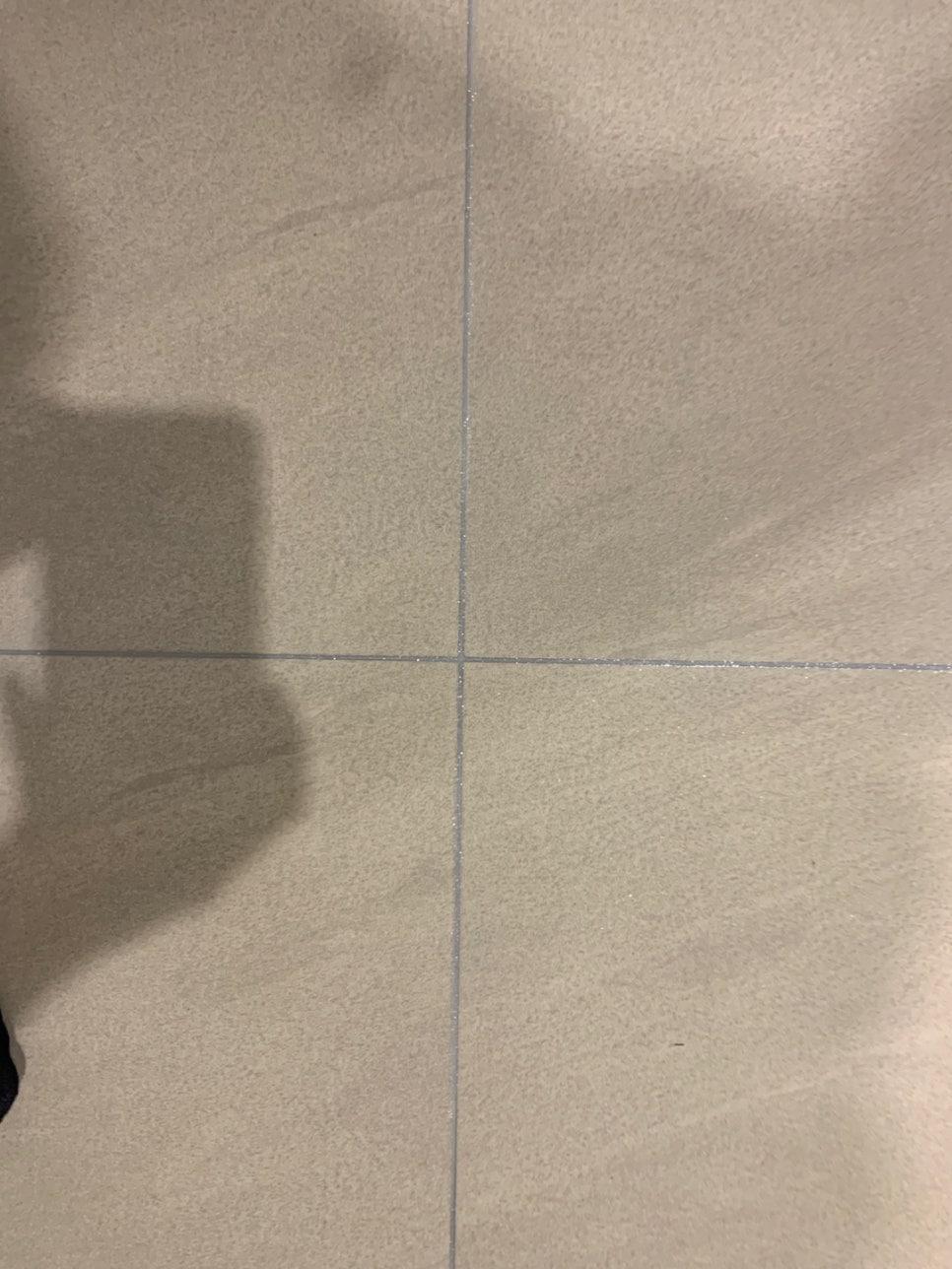 회색 타일 바닥의 마감 상태