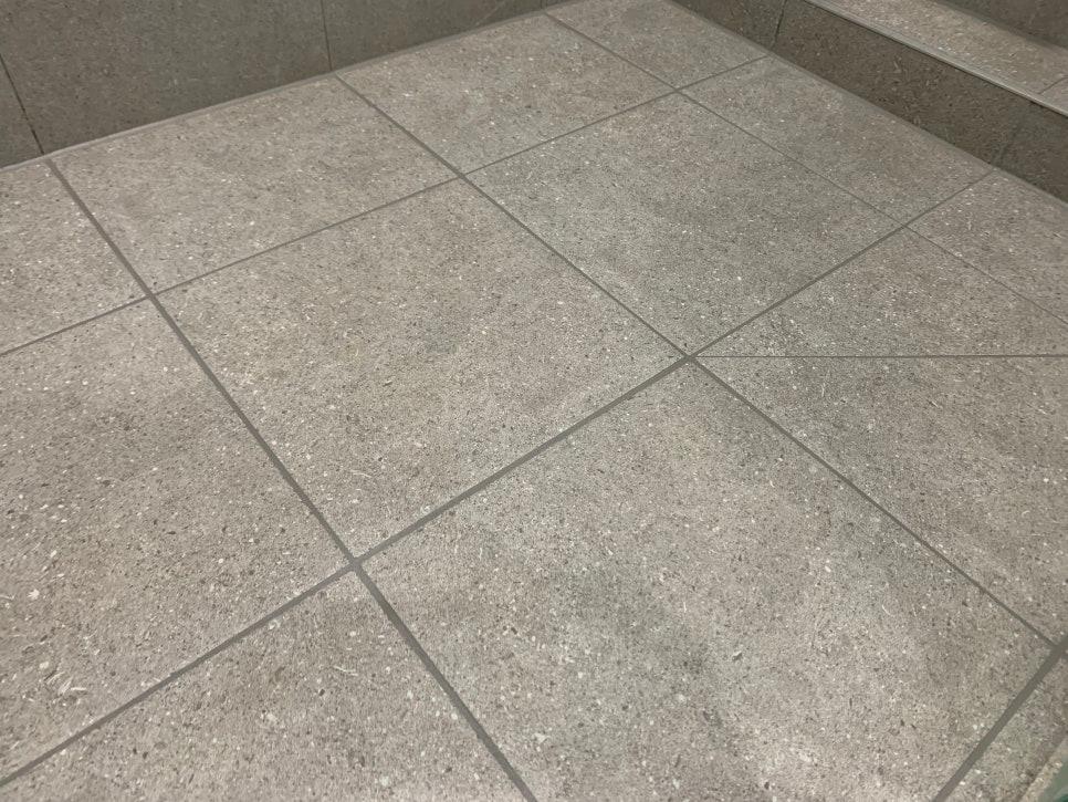 타일 면을 따라 이어지는 정교한 시공