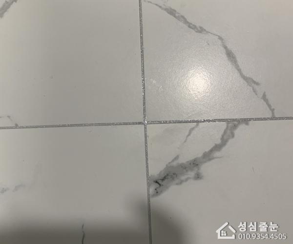 흰색 실리콘으로 마감된 타일 접합부