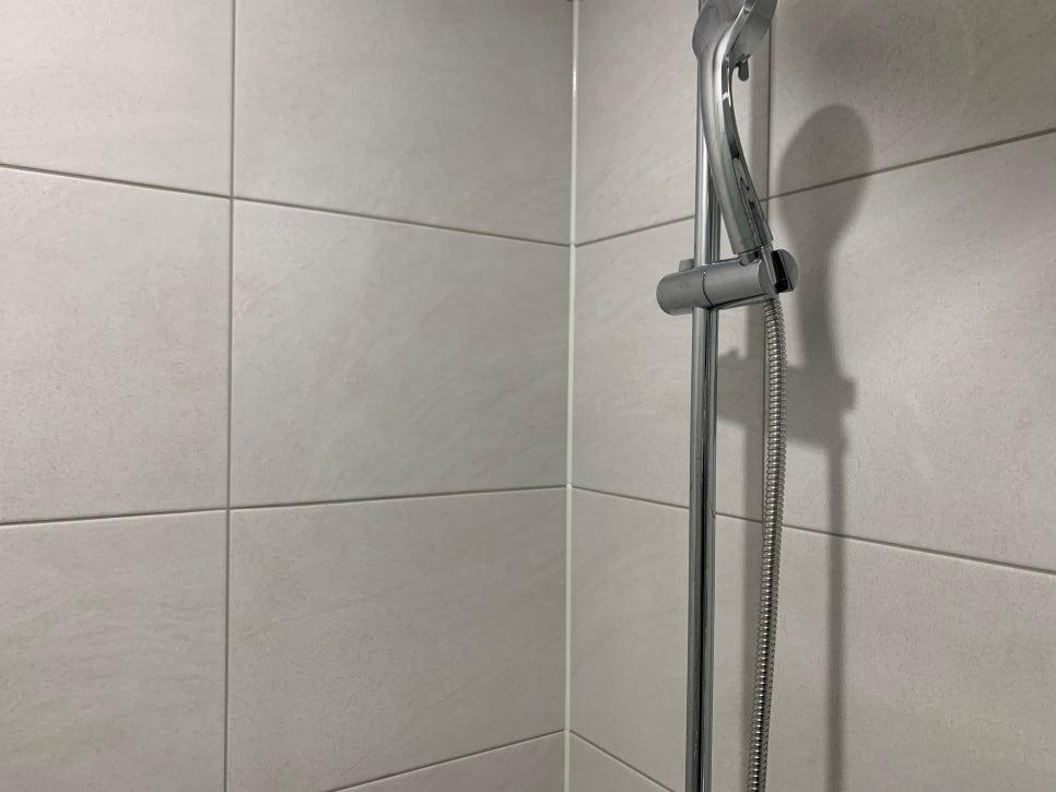 매끈하게 정돈된 타일 표면
