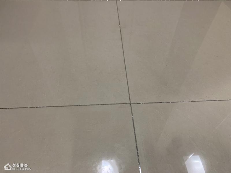 물때 관리를 위해 다크그레이로 마감한 틈새