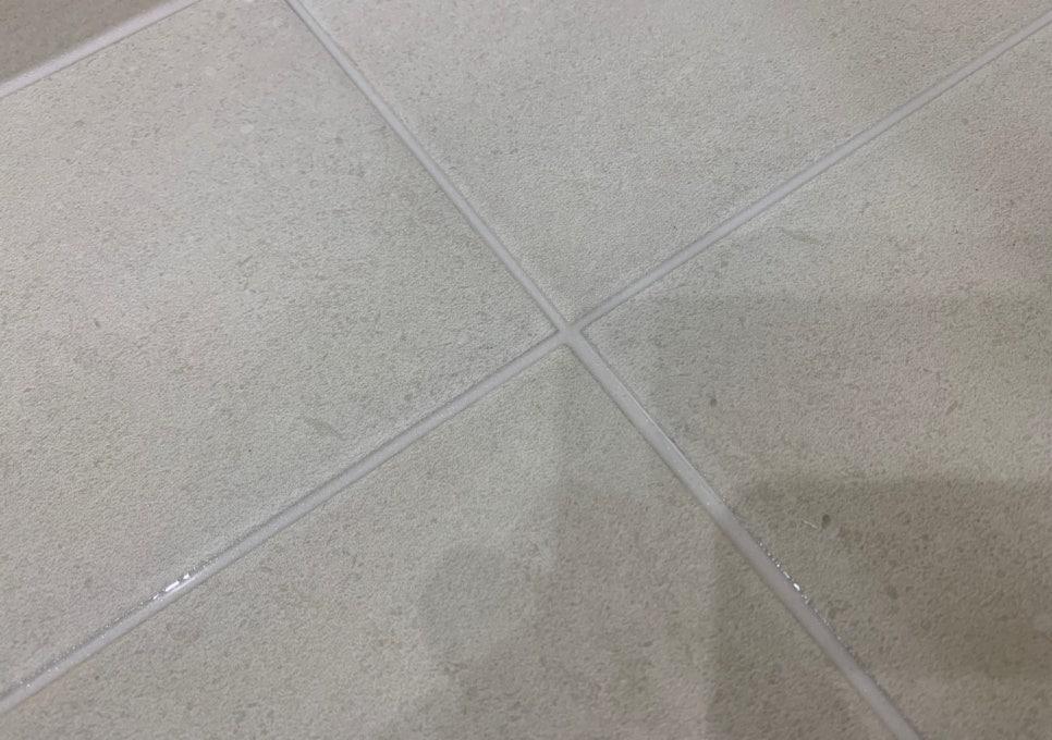 회색 타일 바닥과 흰색 셔드가 보이는 공간