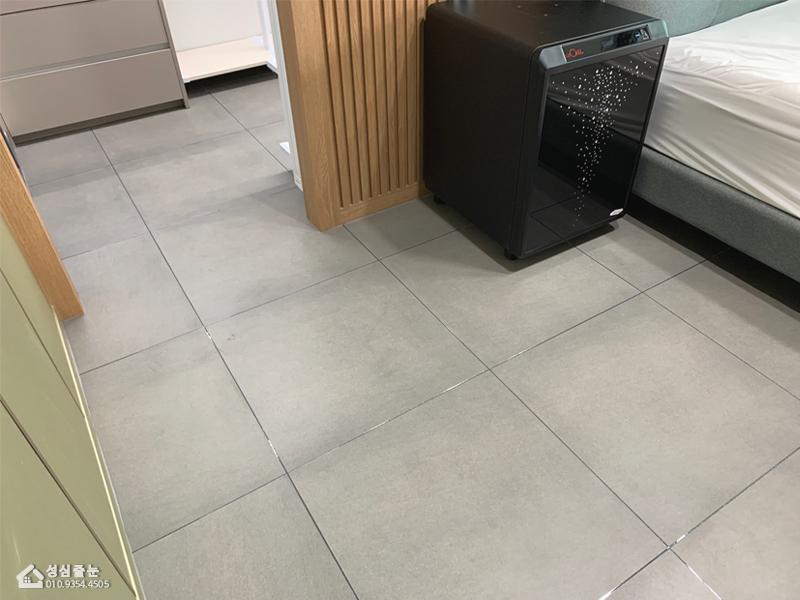 가전과 가구가 배치된 공간과 베란다 경계의 시공 모습