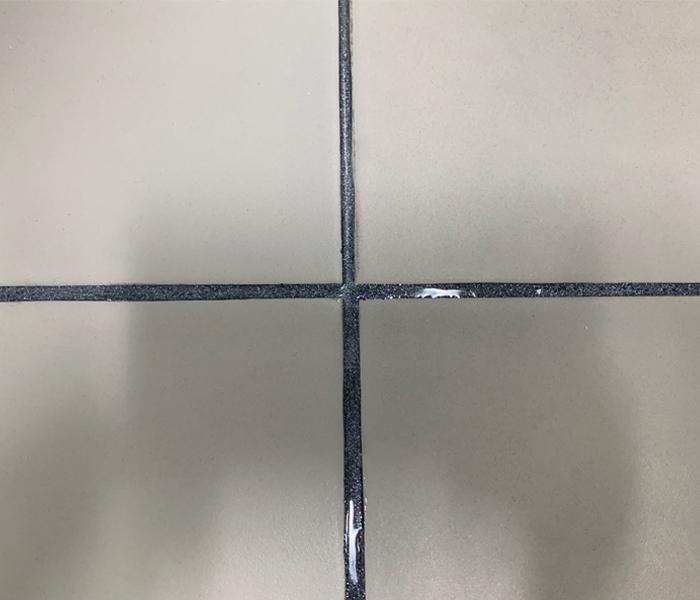 회색 타일 틈새의 잔여물 제거 과정