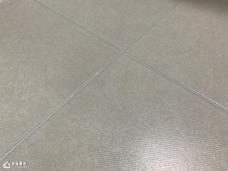회색 타일 바닥의 실리콘 접합 부위 정돈