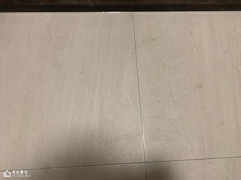 타일 색상과 조화를 맞추기 위한 바닥 표면 확인