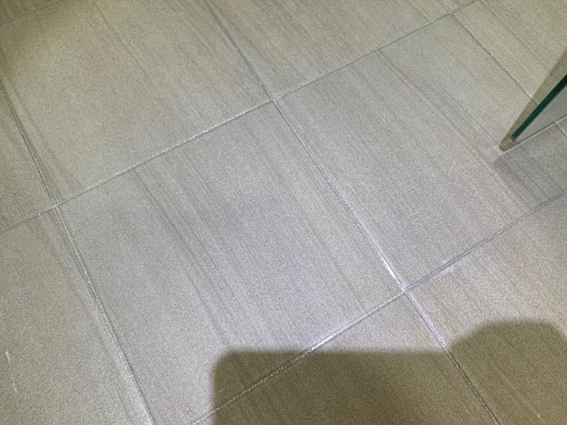 회색 타일과 유리 구조물 접합부의 상태