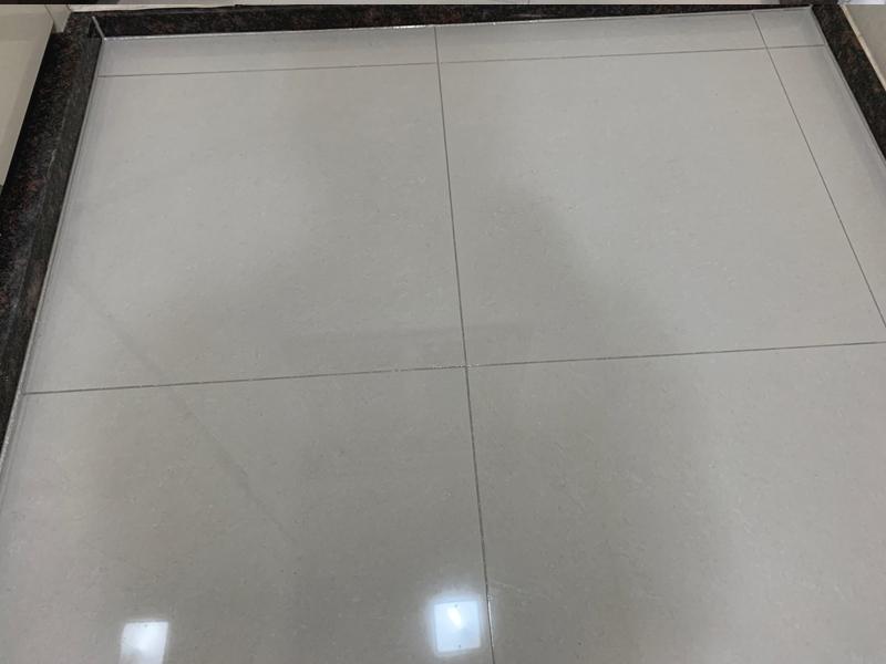 흰색 타일 바닥의 세부 공정 장면
