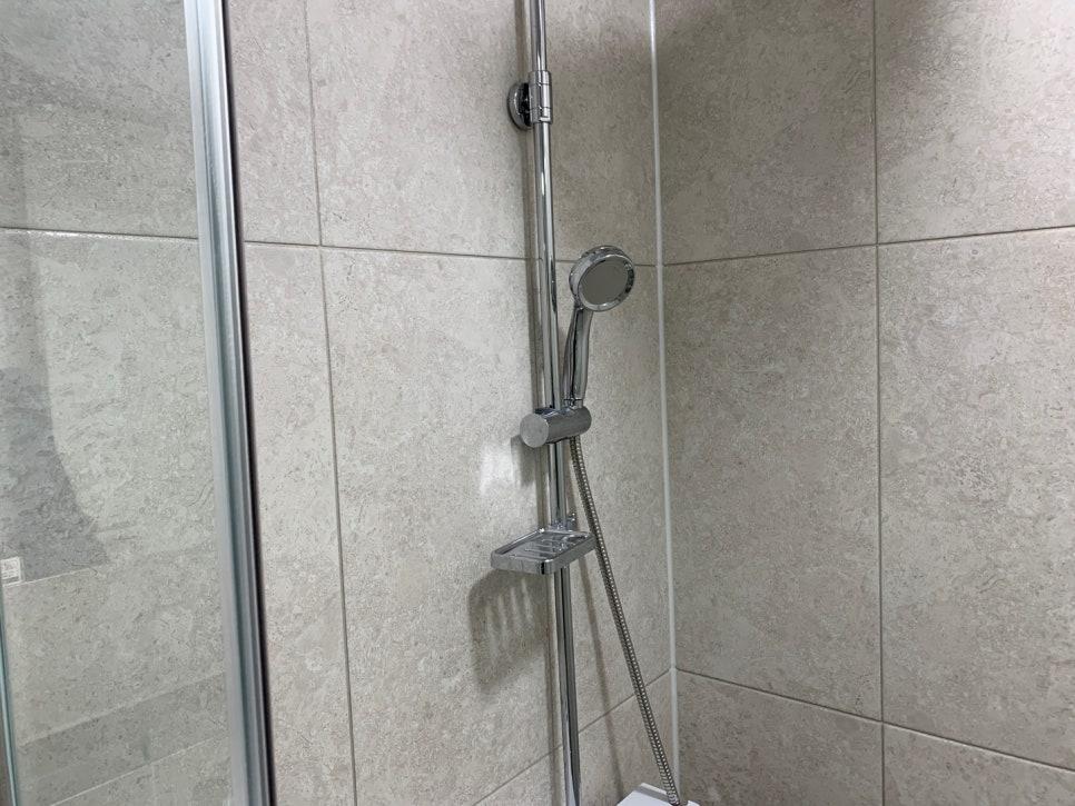 스위트골드 빛이 감도는 샤워부스 벽면