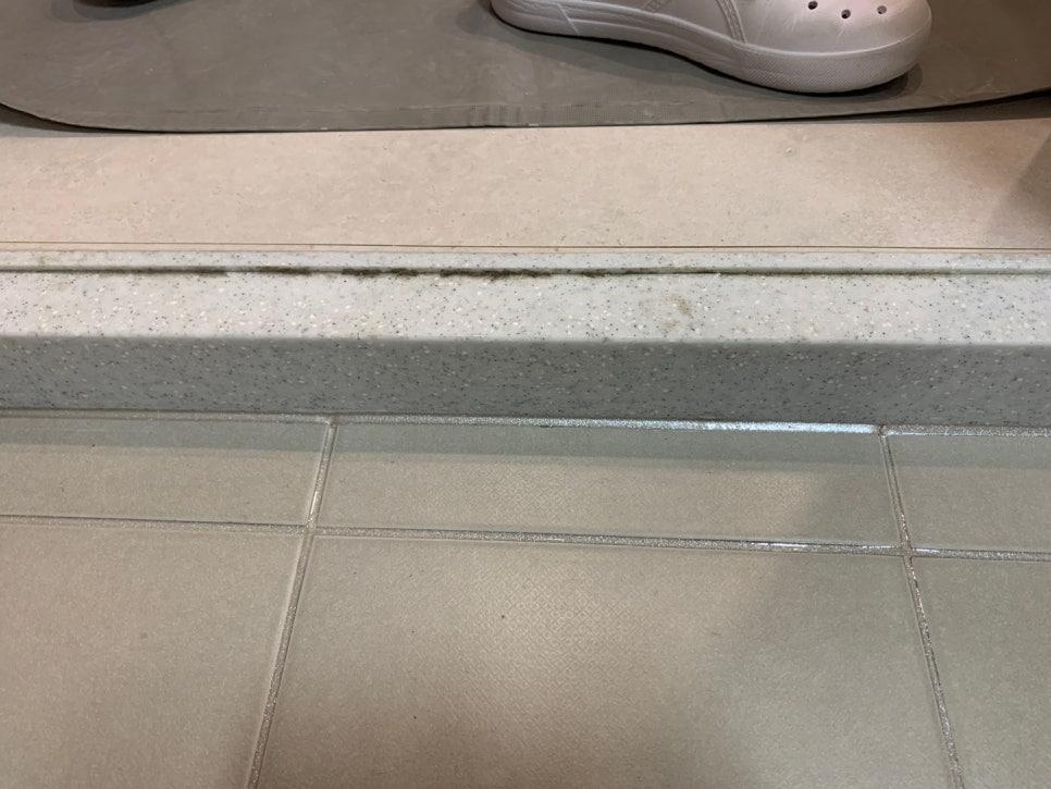 회색 계열 타일 바닥과 마감재가 놓인 모습
