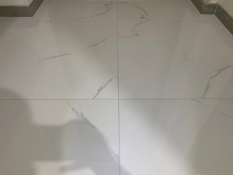 흰색 타일 바닥과 벽돌 베이스보드