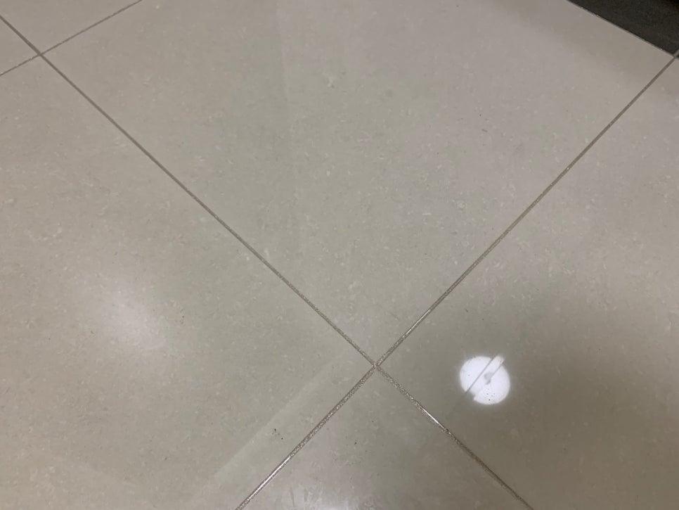 회색 타일 바닥의 전반적인 시공 상태 확인