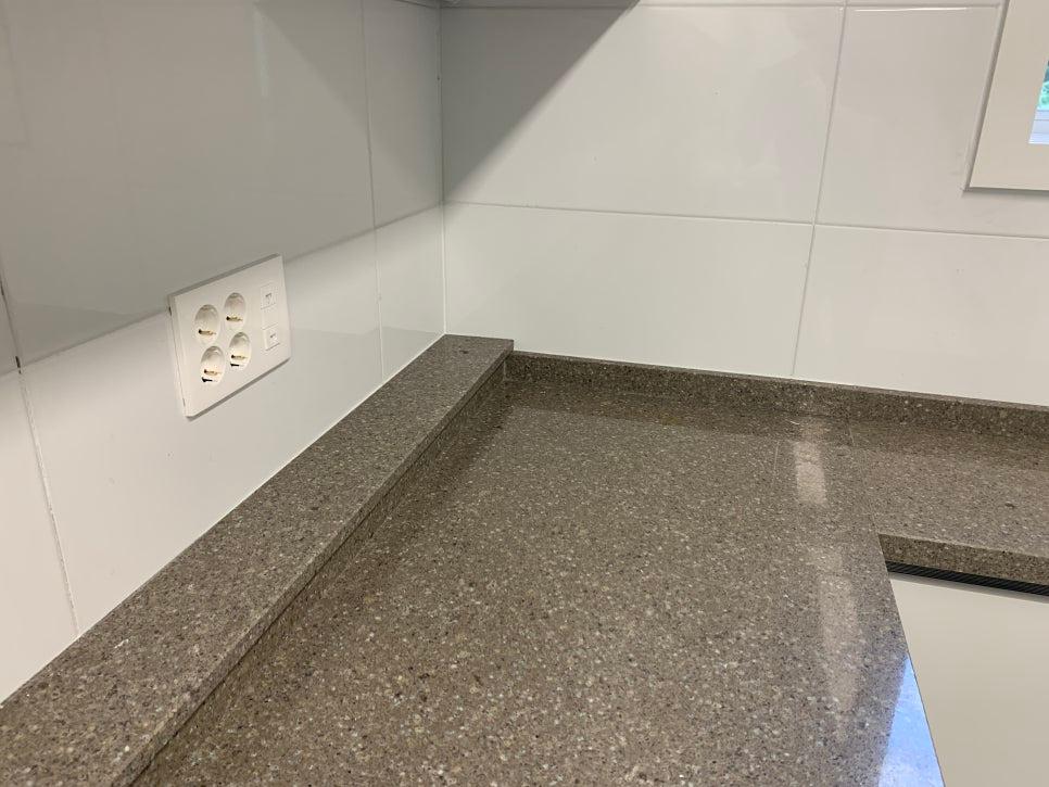 샤워부스 벽면의 꼼꼼한 줄눈 마감