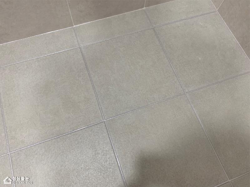 회색 타일 바닥의 시공 과정