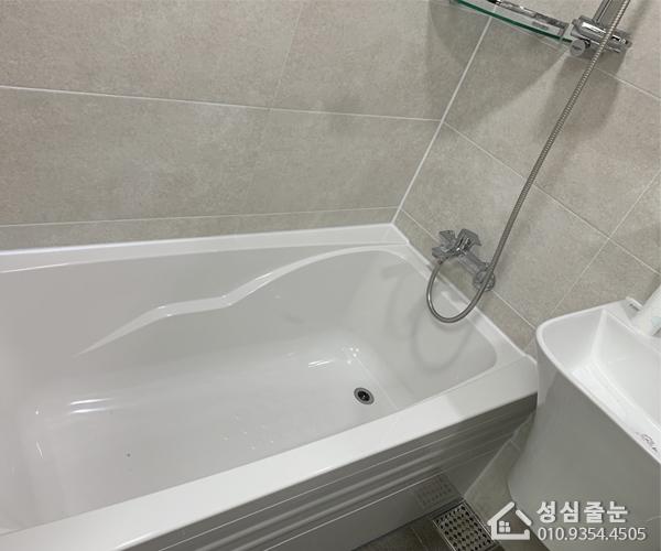 욕조와 세면대가 배치된 욕실 내부