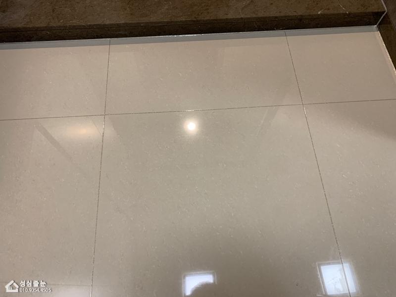 흰색 타일 바닥의 완성된 모습