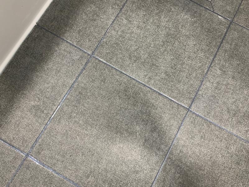 회색 타일 바닥과 흰색 구조물 일부