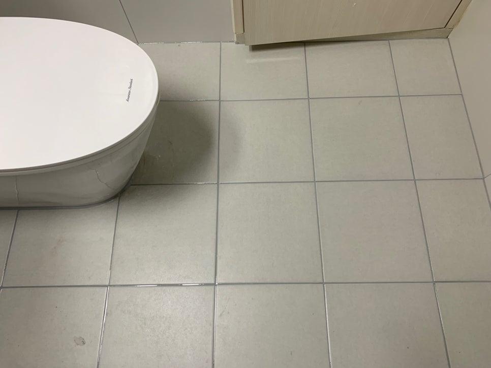 흰색 타일 바닥과 베이지색 수납장이 보이는 시공 과정